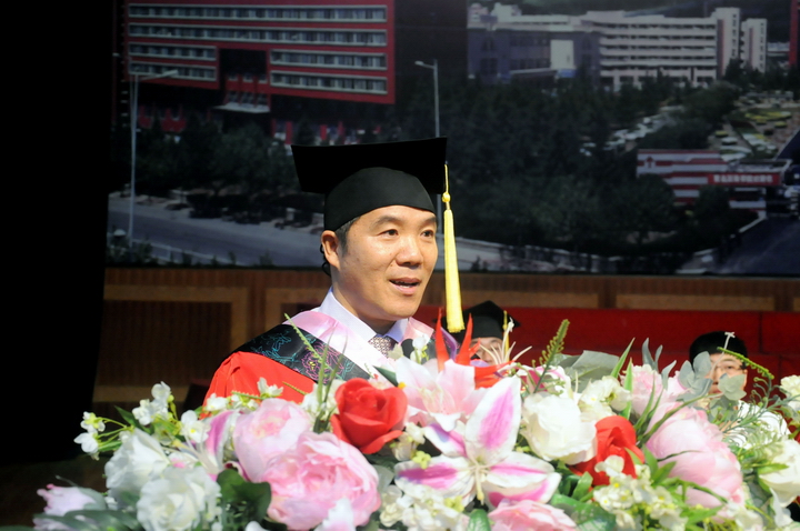 校党委副书记张宇教授主持仪式.jpg